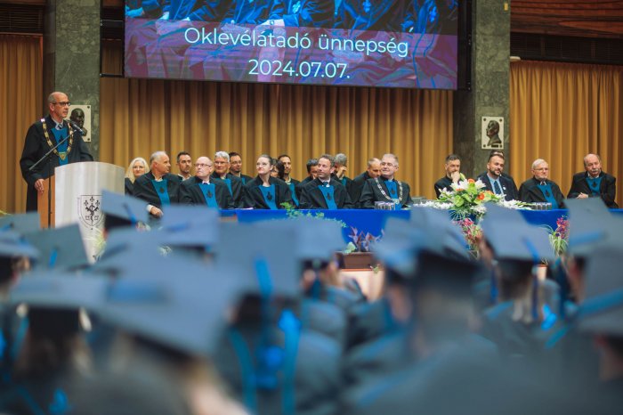 12047452-ttk-diplomaoszto-7452.jpg